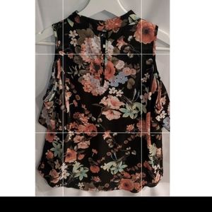 Floral Blouse short sleeve open shoulder  in Size L.